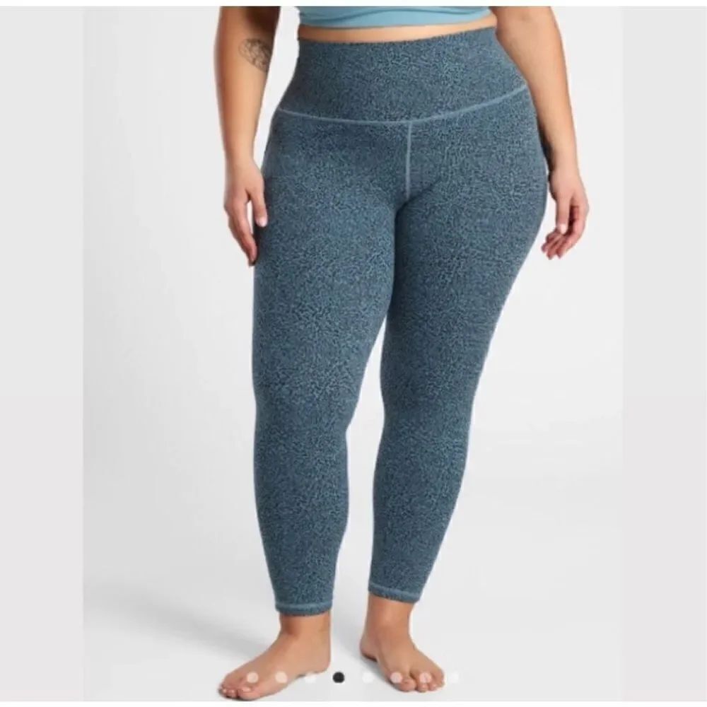 Athleta Salutation Stash Pocket Textured 7/8 Tight Blue Cheetah Leopard